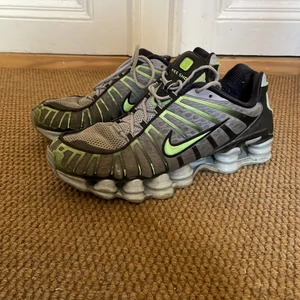 Nike Shox  - Feta gröna/grå Nike Shox i strl 9,5 US, 43 EUR. Använda men inga skador, hål eller liknande. Ovanlig färg och modellen säljs inte längre. Köparen står för frakten.