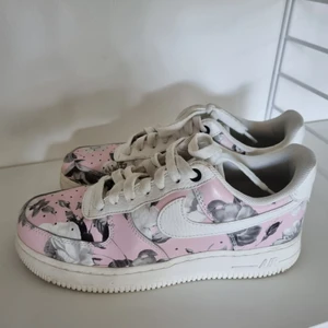 Unika nike air Force  - Nike Air forceRosa med vita blommor, mycket fint skick då de är endast använda fåtal gånger då de tyvärr är för stora för mig.. 😦  Storlek 37,5