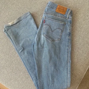 Levis bootcut  - Levis bootcut i använt skick, se bild 1 för att se slitningar längts ner på baksidan vid hälen. Förutom det är de i fint skick. Modellen är 715 o de är Lowwaist. Storleken är 25 o de passar mig som är 160 cm lång. 🌟