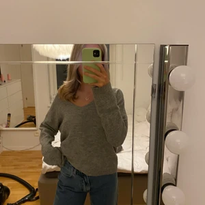 V-ringad stickad tröja - Grå V-ringad stickad tröja från H&M strl S ✨