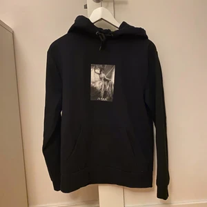 Hoodie med tryck - Superfin hoodie med tryck från märket Stay 🦋 använd fåtal gånger, i mycket fint skick 🦋