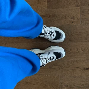 Chunky sneakers strl 40 - Säljer dessa ursnygga chunky sneakers då dem enbart står och dammar i garderoben, inte använda en endaste gång utomhus, endast provade inomhus. Priset är inklusive frakt!