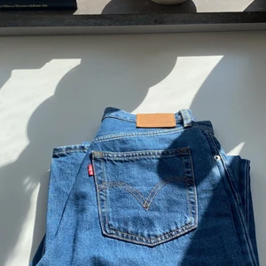 LEVIS, HIGH LOOSE  - Storlek 28, helt nya, endast testade. Köparen står för frakt ✨