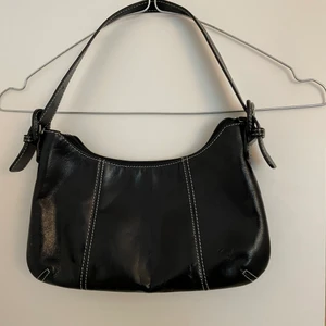 Vintage väska - Superfin och snygg vintage väska, köpt second hand så vet inte vart den kommer ifrån, jättebra skick och nästan som ny. Svart med vita sömmar ✨ Köpare står för frakt