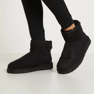 Svarta uggs - Säljer mina svarta uggs. I fint skick! Nypris 2000. Ifall fler bilder önskas eller ifall du undrar något är det bara att fråga! 