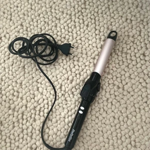 Babyliss locktång  - Locktång från Babyliss som är perfekta smal på 25 mm när du vill skapa tydliga lockar. Har brända fläckar som inte går bort - därav priset! 💗