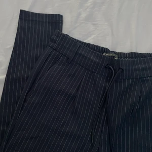 Randiga kostymbyxor - Randiga kostymliknande byxor. De är använda en gång. Köparen står för frakten. Pris är alltid diskuterbart. Hör av dig för mer information!🤍