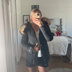 Hollies vinterjacka storlek S - Säljer min hollies vinterjacka som jag köpte förra året men inte andvänder längre, jätte bra skick och både jackan och pälsen är äkta! 