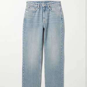raka voyage jeans ifrån weekday färgen verona blue, sprillans nya. har nämligen beställt dessa i strl 26/30 men har insett att storleken inte passar, så vill sälja så fort som möjligt. släpper dom för 200kr+frakt🥰