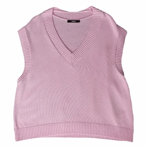 rosa vest - söt rosa vest från bikbok! aldrig använd, endast provad 💖. storlek L så kan vara lite oversized, men sitter väldigt fint!