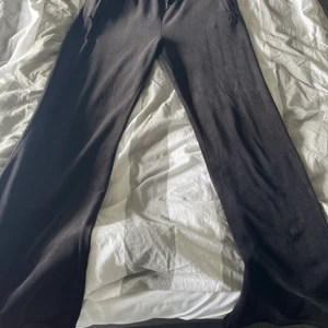 Juicy couture  - Säljer juicy couture byxor med utsvänga ändar i stl M, allt är som det ska på byxorna bara att metall knapparna på snören saknas annars helt perfekta, ord:- 1099 kr.  (Skriv för mer info)😊