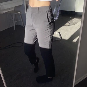 Straight kostymbyxor  - Straight kostymbyxor från HM dem är lite insydda för att sitta bra i midjan och de är i storlek 36 Köparen står för frakten!!