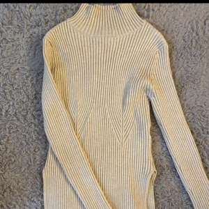 Ribbad tröja - Jättesöt ribbad tröja med slits! Säljs inte längre. Från NAKD💓