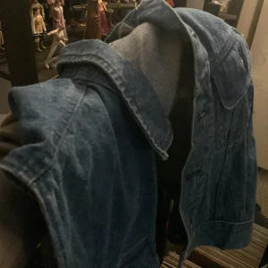 Jeansväst - En oanvänd jeansväst, endast provad