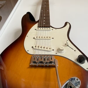 Nittiotals gitarr 🎸  - Min pojkvän säljer sin gitarr som spelar jättebra och låter bra. Han tror att kroppen är från nittiotalet och mikrofonerna relativt nya. Toneskruven är lite lös och det saknas några skruvar i stallet men det fungerar bra ändå.  Mötes upp inte frakt🫶🎸