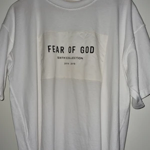 Fear of god white tee - Äkta oversized fear of god vit t shirt köpt från märkesbutik i italien. Knappt använd