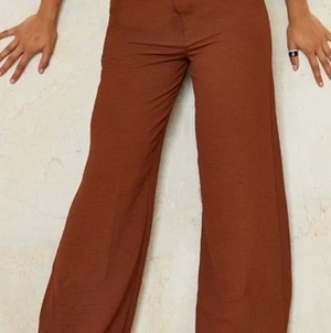 Brun Highwasted byxa- prettylittlething - Aldrig använt , highwaisted fin material och figurnära 