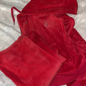 Röd juicy couture dress - Säljer nu min röda juicy dress, har bytt stil så dessa kläder är inget jag känner behöver ligga o skräpa o garderoben! Hoppas dem kan hitta ett nytt hem. Sparsamt använd inga fläckar hål eller liknande. Vid frågor är de bara att höra av sig🥰