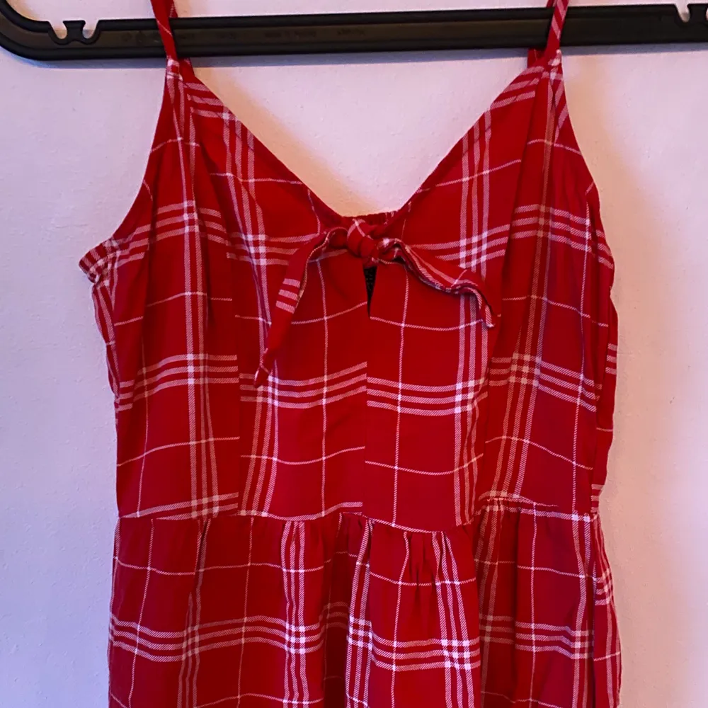 röd klänning från h&m i bra skick, använd väldigt fåtal gånger💛. Klänningar.