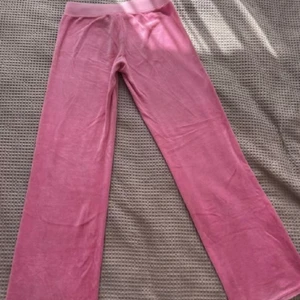 Juicy courture storlek s - Hej säljer nu ett par byxor, använda få gånger i mycket bra skick. 