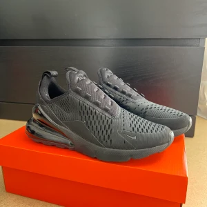 Nike Air Max 270 - Endast använda ett fåtal gånger och fortfarande som nya. Köpt på Nikes hemsida. Säljer då de är lite små för mig.