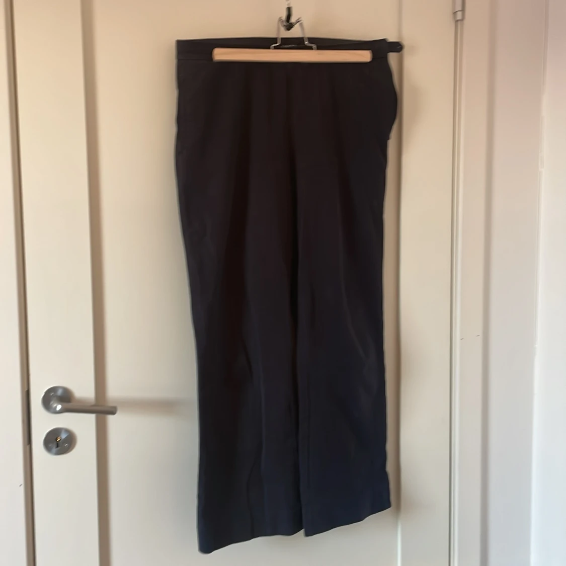 Marinblåa kostymbyxor från Lindex 