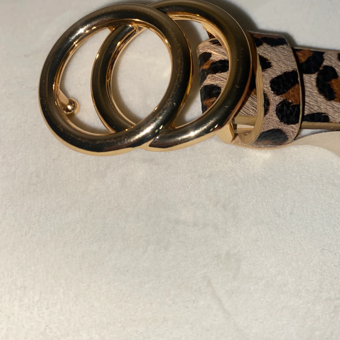 Skärp leopardigt me guldigt spänne.  - 91