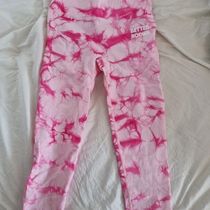 Nya scrunch tights från Better Bodies - Oanvända med prislapp kvar. Scrunch seamless träningstights från Better Bodies. Säljer både i storlek S och M. Slutsålda på hemsidan. 