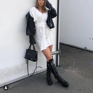 Klänning från bubbleroom - Superfin klänning från bubbleroom, går att knyta pånliyevoliks sätt, perfekt till studenten eller bara i sommar! Rensat garderoben, om du vill ha fler plagg går det ordna paketpris & samfrakt! 😄