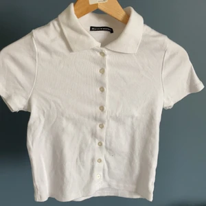 Croppad polo tröja med knappar  - Jätte fin croppad polo tröja med knappar från brandy Melville I storlek one size men sitter som en S! Säljer för att den tyvärr inte har kommit till användning.