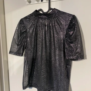 Glittrig topp - Perfekt festtopp som är lite genomskinlig och superglittrig, använd endast 1 gång, som i nyskick. Säljes för att den inte kommer till användning 😋