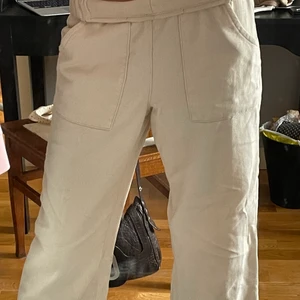 Linnebyxor  - Tjockare linnebyxor perfekt för höst och våren, fina stora fickor, krämigt vita och oanvända byxor, jag är 170 o de är lite korta på mig så perfekt på kortare! de är egentligen högmidjade man man kan vika ner kanten (som på bilden)