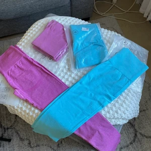 Tightstore - Fyra helt nyinköpta snygga träningsthights, köpte dem i fel storlek och därav så säljer jag dem nu. Säljer både S & M i dem båda färgerna. 250kr kostar ett par men vid köp av två så blir det 400kr.