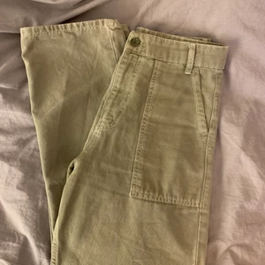 Gröna raka byxor  - gröna/kakelfärgade byxor/jeans från gina tricot. sitter rakt och högt i midjan (kan has midwaist)! skriv för bilder/mått/detaljer, pris kan diskuteras! 💋