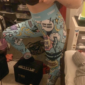 oanvända träningsbyxor från stronger - Helt oanvända, turkosa med många färgglada detaljer