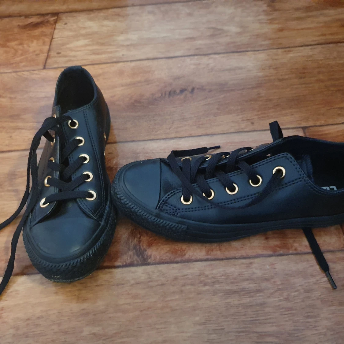 Snygga låga svarta skinnconverse 