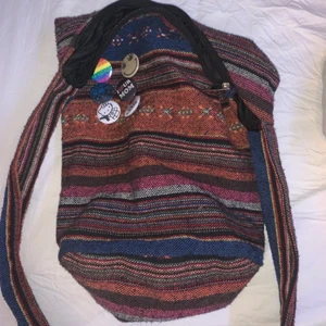 Hippie väska - Säljer denna hippie väskan som är perfekt till sommaren (pinsen hör inte till de finns i en annan annons)