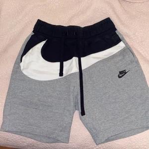Nike mjukis shorts  - Mjukisshorts med dragskjedja ficka f an och en bak.     Storlek S🥰