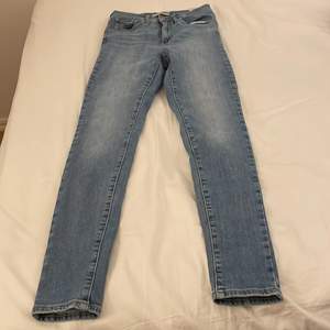 Säljer nu mina Levis jeans. (Mile High Super Skinny). Endast använt 4 gånger. Bra skick men kommer tyvärr inte till användning. 