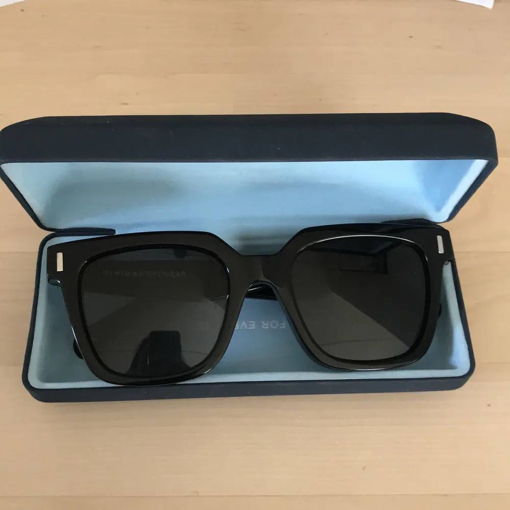 Ett par svarta solglasögon från nividas i modellen ”New York”. Endast andvända fåtal gånger, är i nyskick. Nypris 1000kr. Accessoarer.