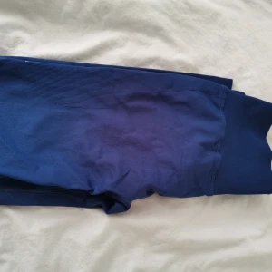 Träningstights med scrunch storlek M - Träningstights från Alera. Har endast provat dem