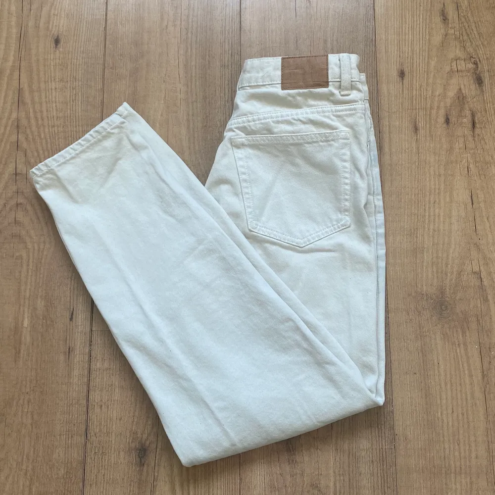 Sjukt snygga till sommaren, knappt använda pga har ett annat par vita jeans🌸🌼. Jeans & Byxor.