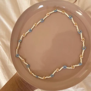 Halsband  - Superfint pärlhalsband! Säljer för 89kr✨ Finns även matchande armband till (se sista bilden) armbanden säljer jag för 49kr/st🥰