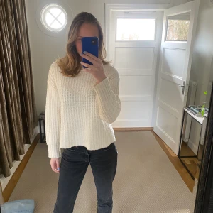 Vit stickad tröja ginatricot - Jätte fin grovstickad vit tröja från ginatricot. Den är lite nopprig men inget man lägger märke till mycket. Lite ocersized. 