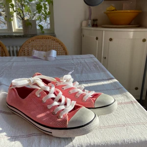 Converse  - Rosa  converse som är låga. Super snygga men va lite små för mig🥲 dom är i storlek 38 men tycker mer att dom är en 37/37,5. As najs med nya converse nu till våren och sommaren! Helt klart ett kap!⭐️