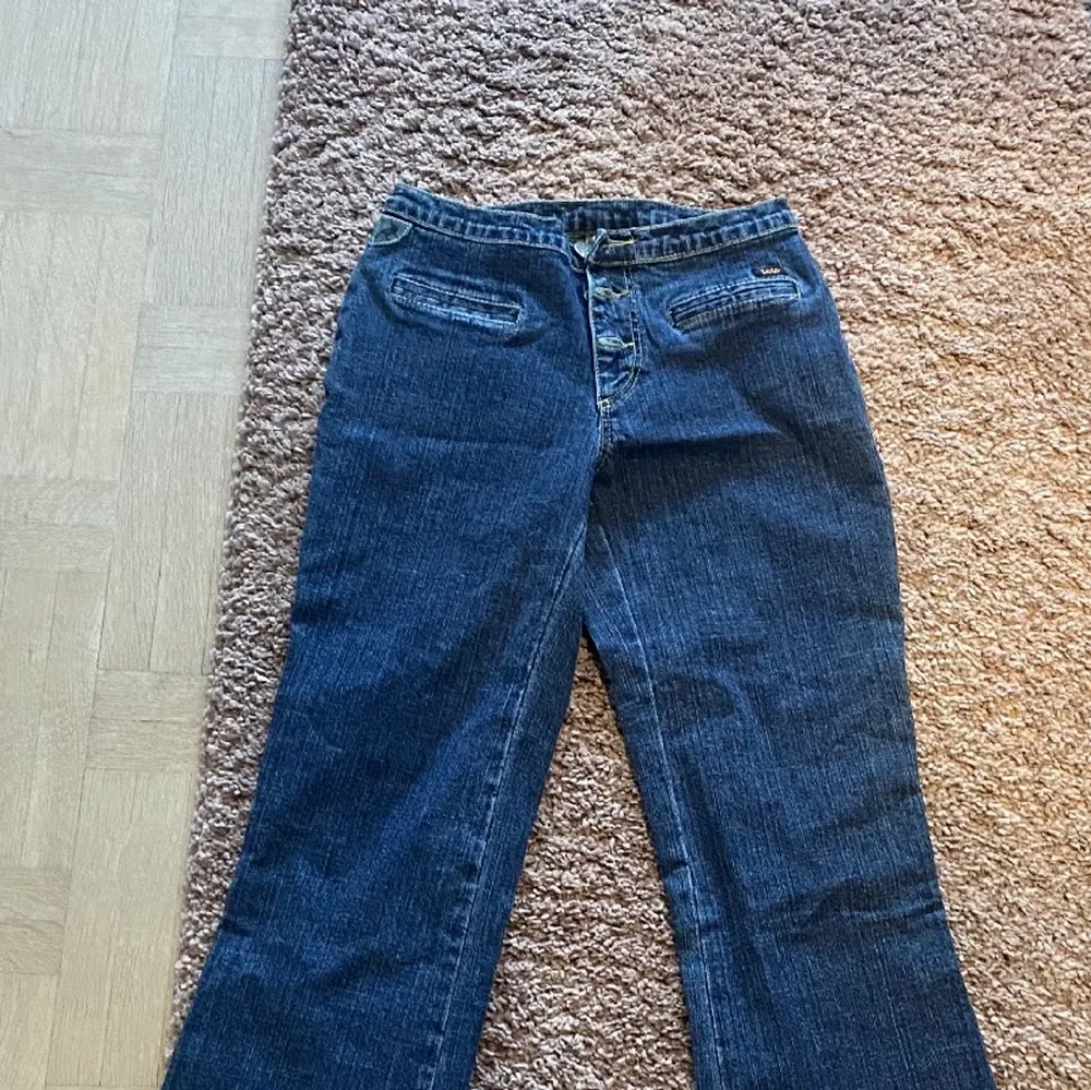 Säljer dessa bootcut aktiga jeansen från Lois. Modellen finns ej kvar. Original pris på deras nuvarande jeans är runt 1500kr. Frågor ställt privat och budgivningen börjar på 250kr. Buda privat 💛 Köp direkt för 300kr. Jeans & Byxor.
