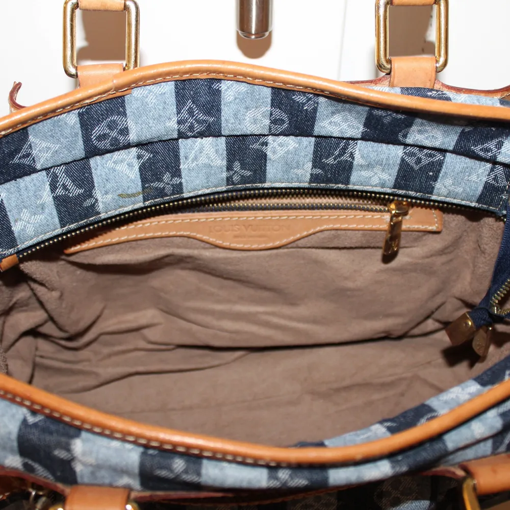 Louis Vuitton handväska i jeans och läder . Väskor.