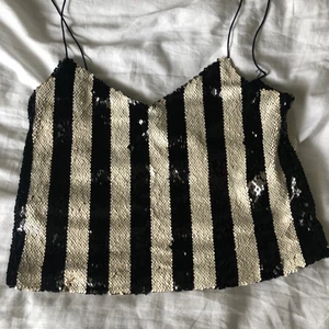 Paljett linne strl M - Ett perfekt paljettlinne till nyår, går att ändra från silver till guld med hjälp av paljetterna. 