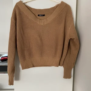 Brun stickad tröja - Snygg tröja i bra kvalité som passar jättebra till höst- och vinteroutfits! Kan bäras som både off-shoulder och normalt. Har knappt använt den. Fint skick! 