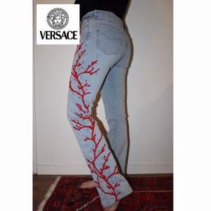 Versace jeans med mönster med pärlor i storlek 26 40